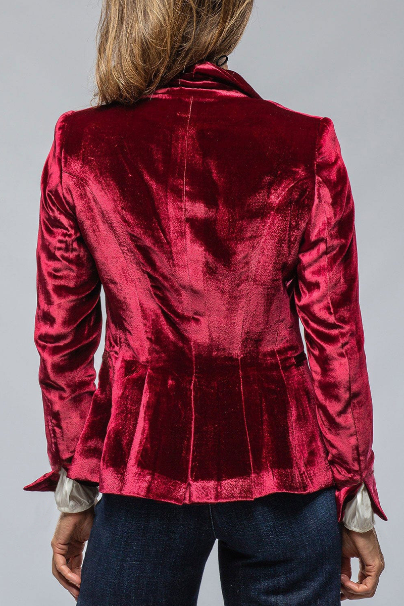 Women's slim-fit single-button tailored blazer