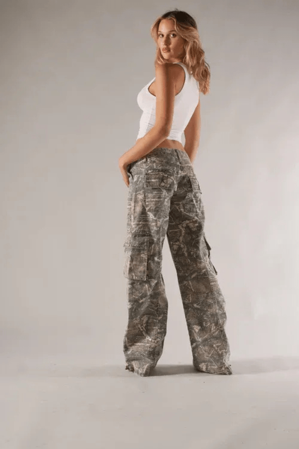 Women's low-rise camo cargo trousers with wide-leg fit