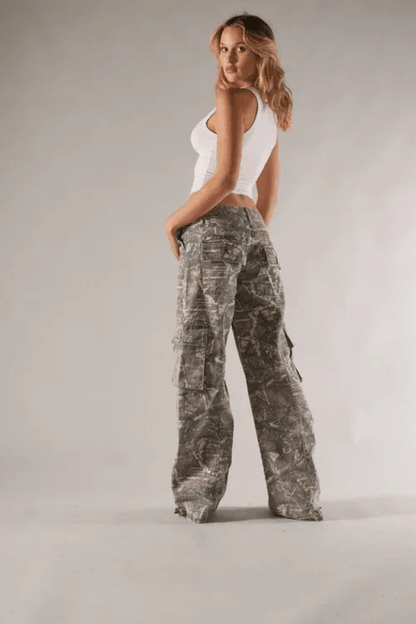 Women's low-rise camo cargo trousers with wide-leg fit