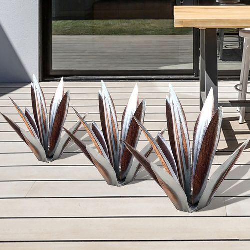 Decorative Metal Agave Sculpture – Rustic Garden Ornament