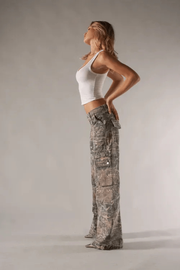 Women's low-rise camo cargo trousers with wide-leg fit