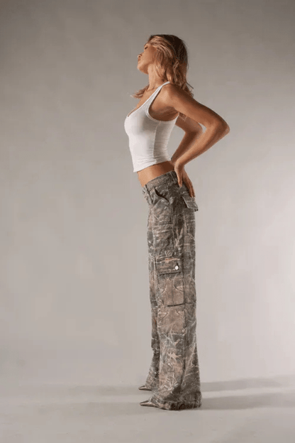 Women's low-rise camo cargo trousers with wide-leg fit