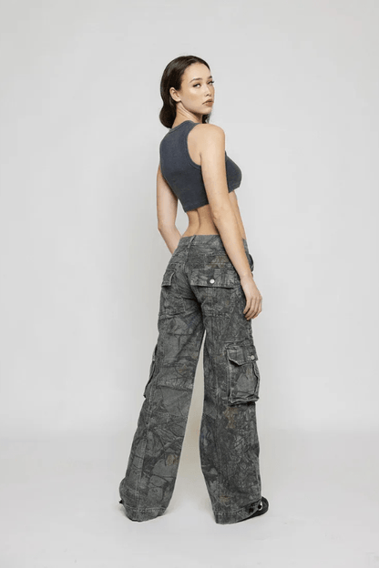 Women's low-rise camo cargo trousers with wide-leg fit