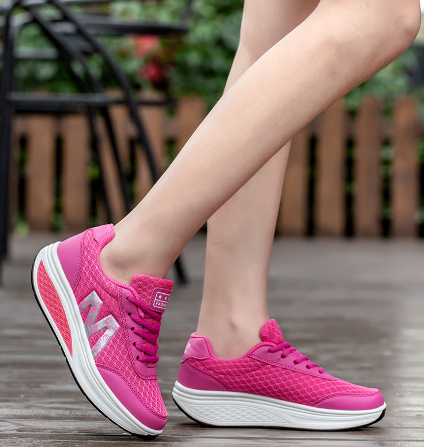 Women's wide-fit walking sneakers