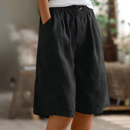 Women's above-knee shorts colour option