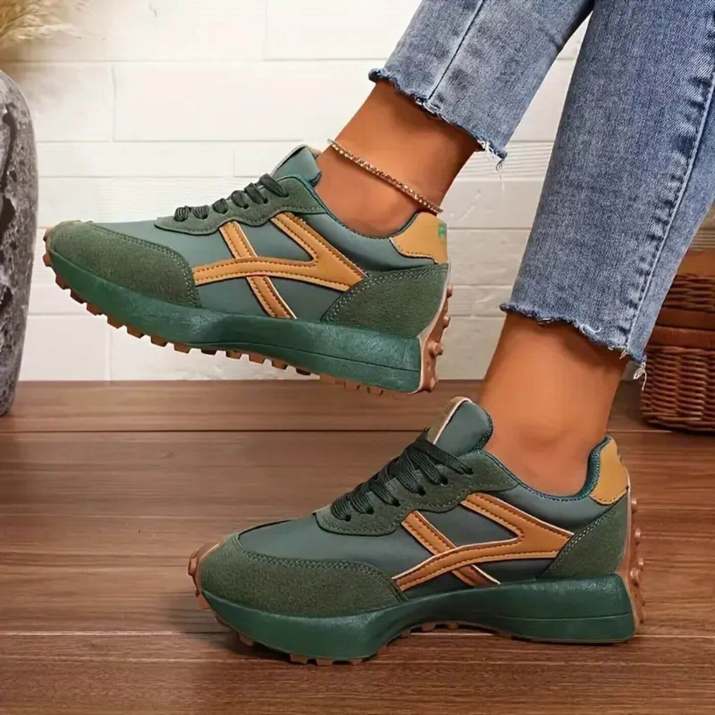 Women's low-top lace-up trainers