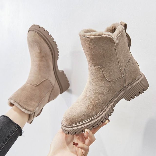 Women's fur-lined snow boots