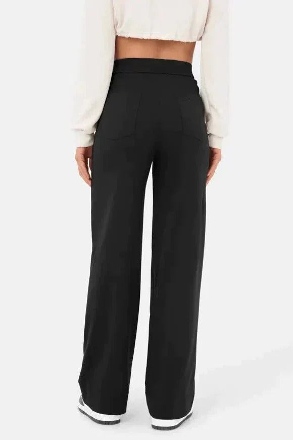 Women's wide-leg high-waist trousers in a relaxed street-style fit